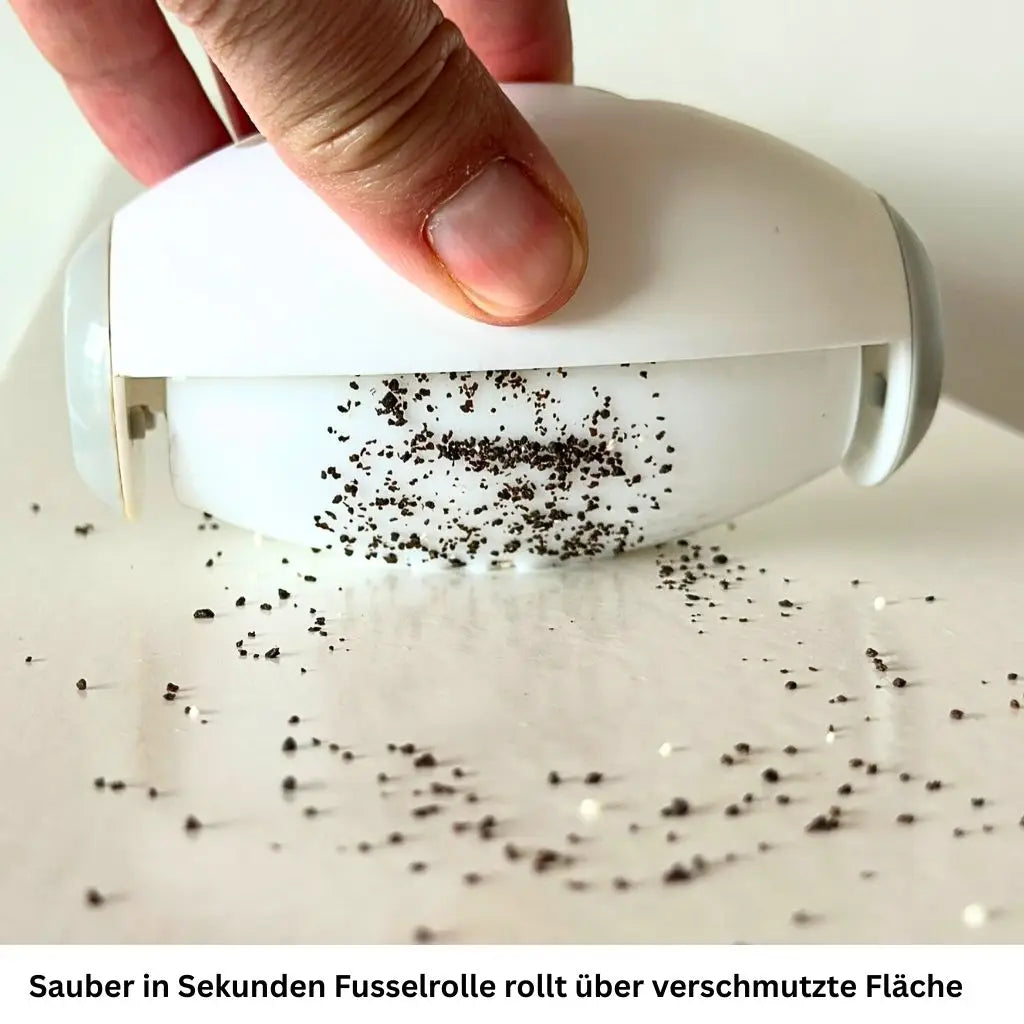 Fusselrolle entfernt Schmutzpartikel von heller Fläche