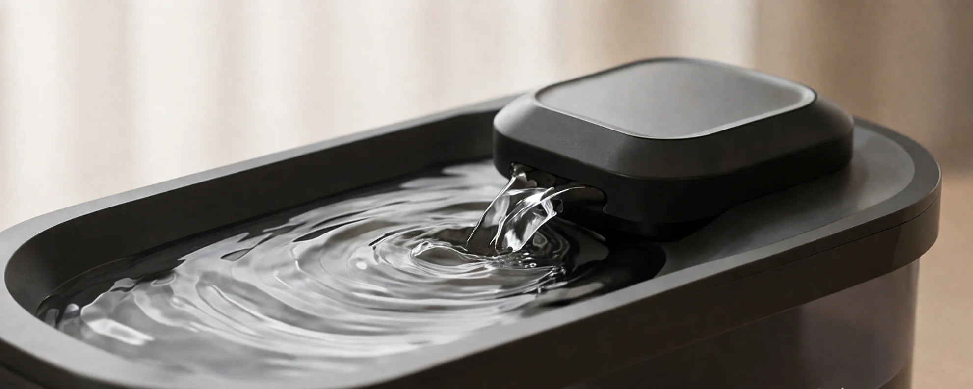 Moderner Trinkbrunnen für Katzen mit fliessendem Wasser aus der Oberseite in einem minimalistischen