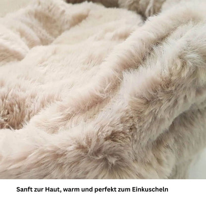 Nahaufnahme des weichen beigen Kunstfellmaterials vom Hunde Bett Nomi mit flauschiger Struktur.
