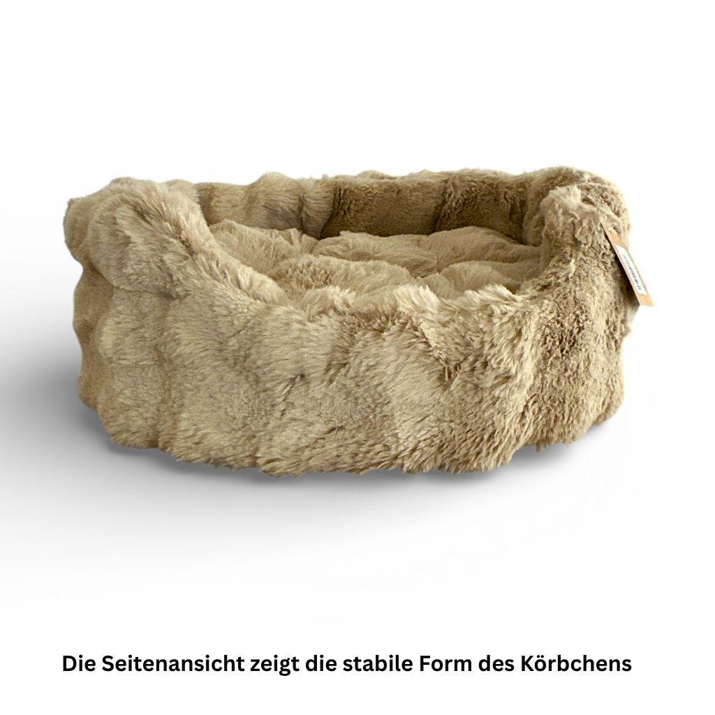 Nahaufnahme des weichen beigen Kunstfellmaterials vom Hunde Bett Nomi mit flauschiger Struktur.