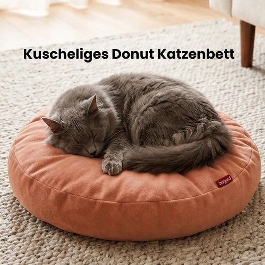 Katze schläft gemütlich auf weichem rundem Katzenbett.