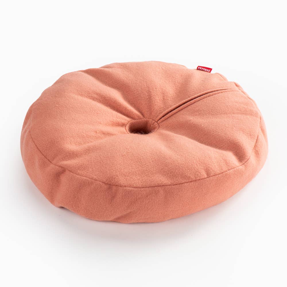 Rundes oranges Katzenbett aus flauschigem Material
