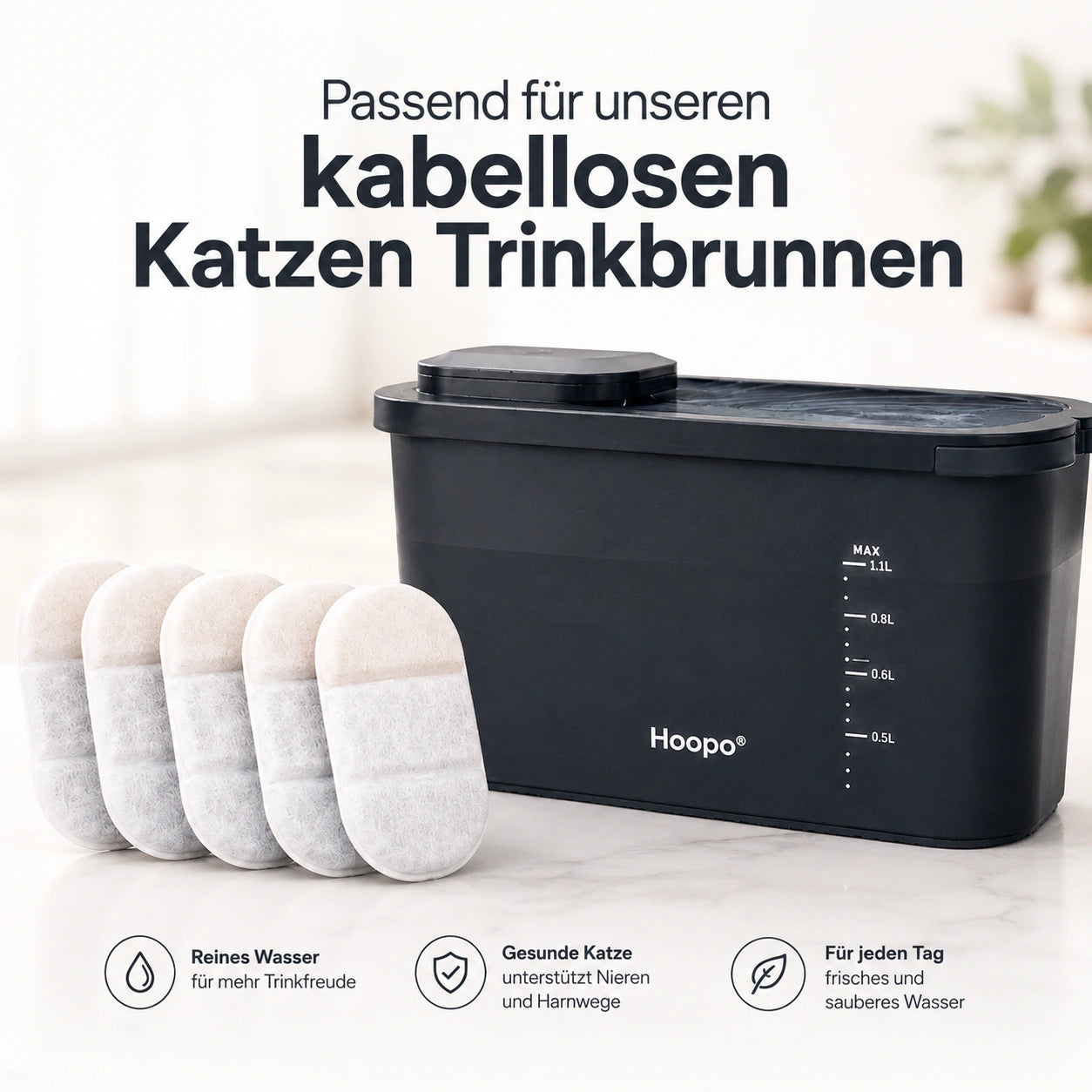 Mehrstufige Ersatzfilter passend für kabellosen Katzen Trinkbrunnen neben schwarzem Wasserspender