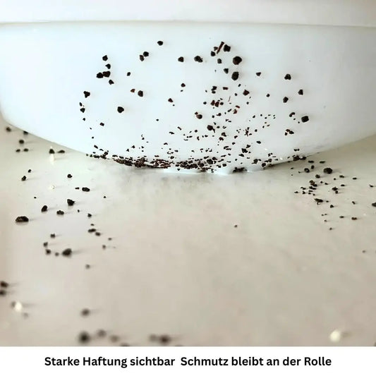 Starke Haftung sichtbar – Schmutz bleibt an der Rolle kleben