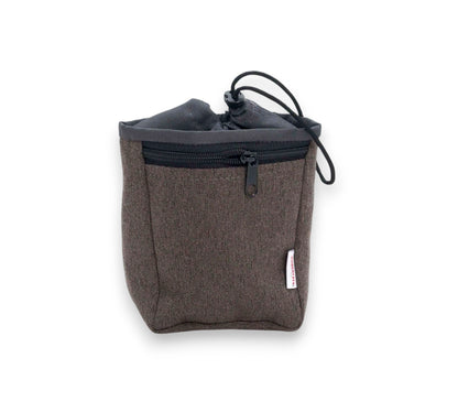 Geöffneter Futterbeutel mit schwarzem Kordelzugverschluss und hygienischem Innenfutter.