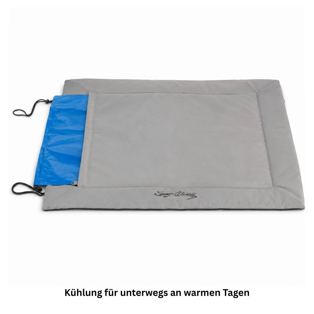 Graue rechteckige matte für Hunde mit gestepptem Rand. Man kann eine Kühlmatte hineinelegen.