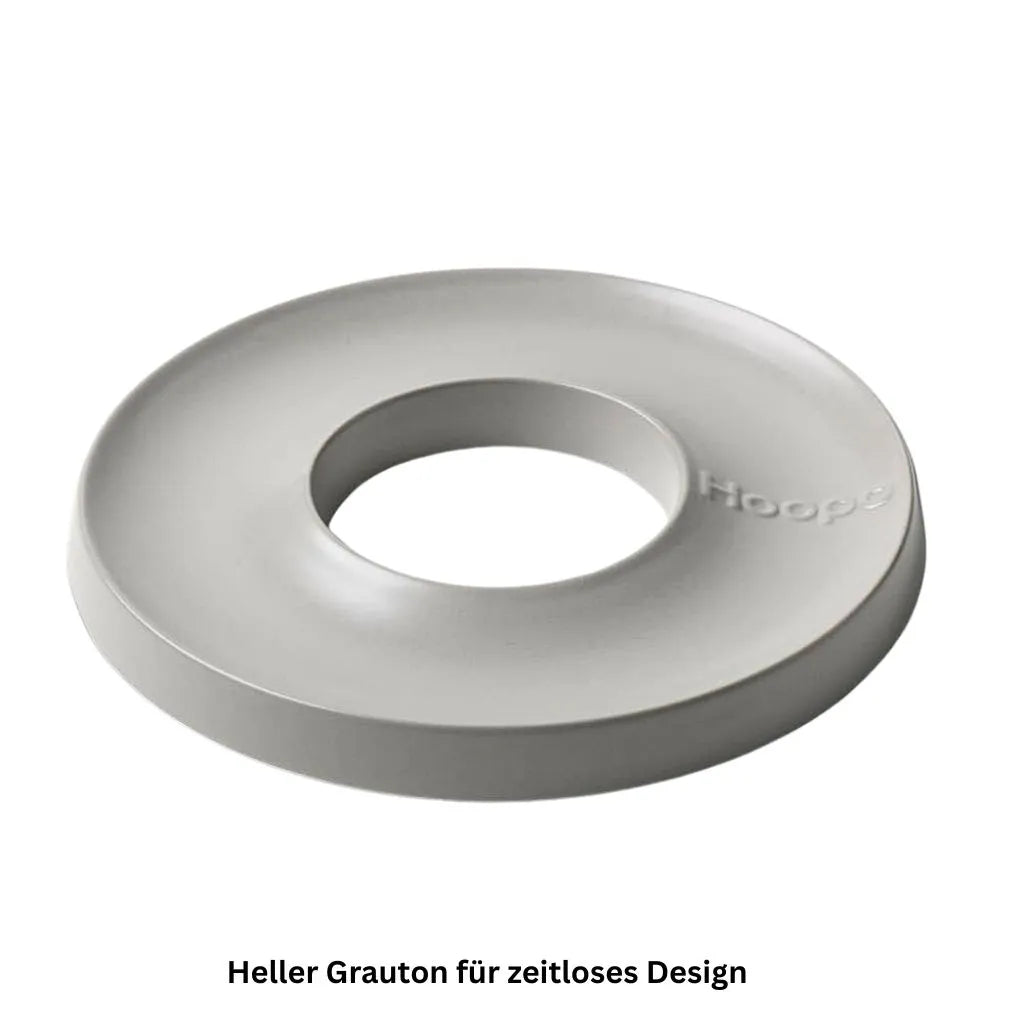 Hoopo Ring grau Slowfeeder im modernen Wohnraum mit Katze beim Fressen