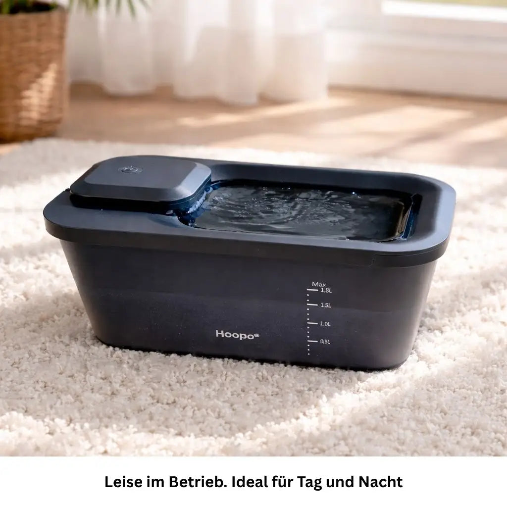 Seitenansicht des schwarzen Katzen Trinkbrunnens mit Wasserstandsanzeige