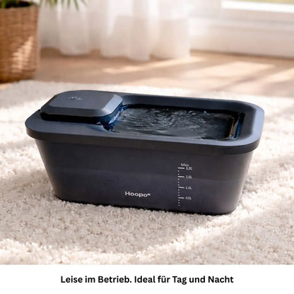 Seitenansicht des schwarzen Katzen Trinkbrunnens mit Wasserstandsanzeige