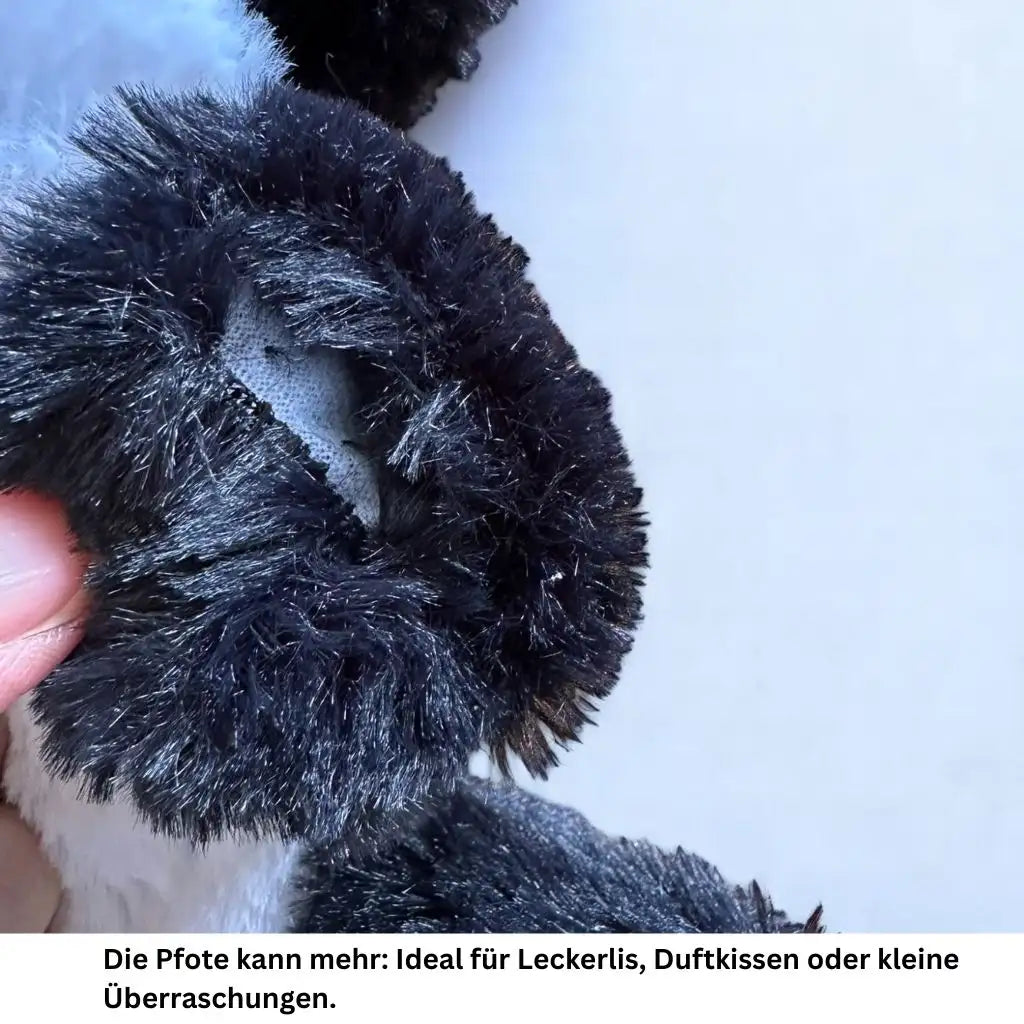 Nahaufnahme des schwarzen Plüschmaterials der Katzenpuppe
