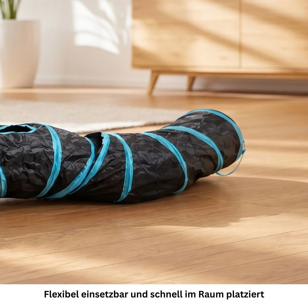 Flexibler Katzentunnel auf Parkettboden im Wohnraum
