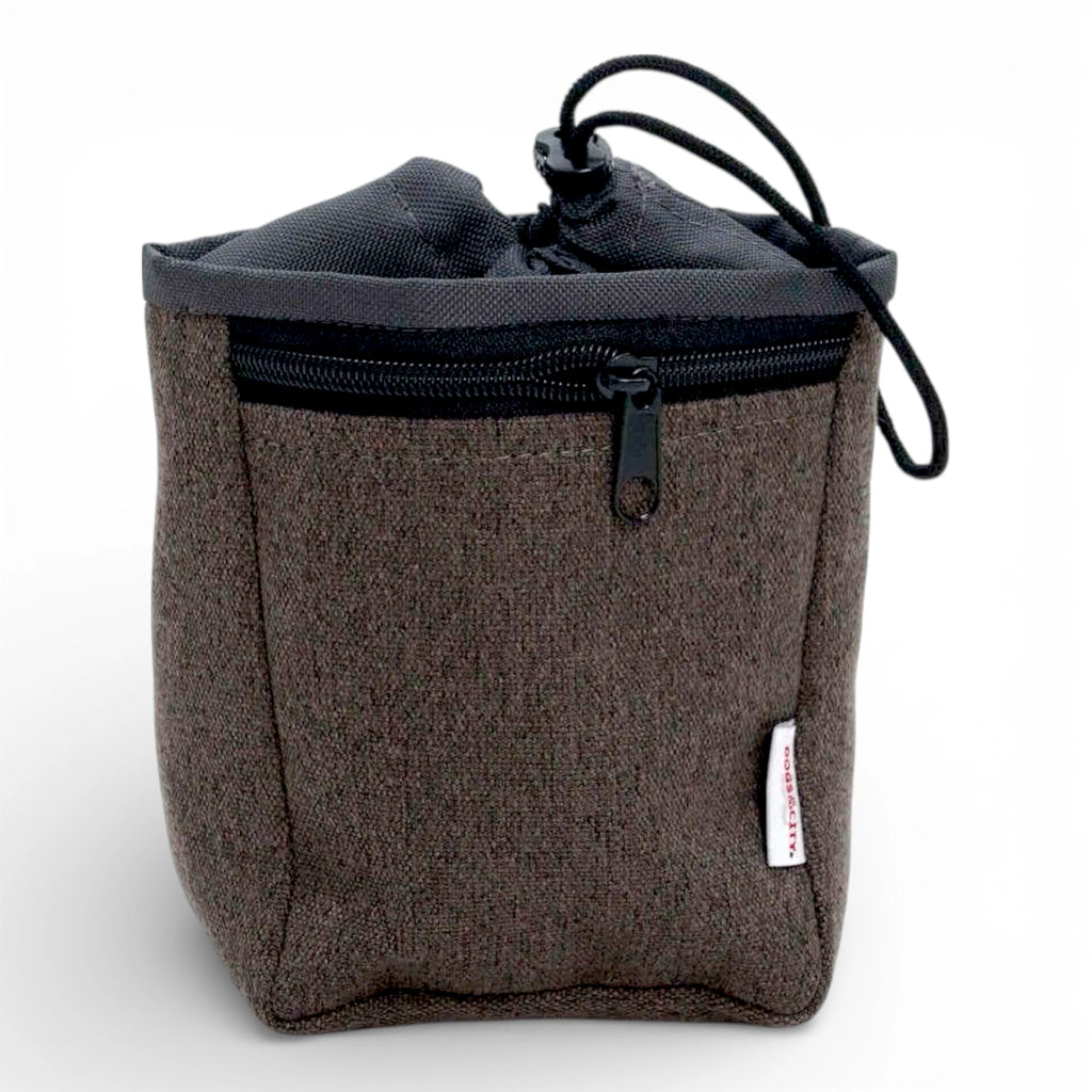 Braune Leckerlitasche Loomi mit Reissverschluss und schwarzem Zugband für Hundetraining.