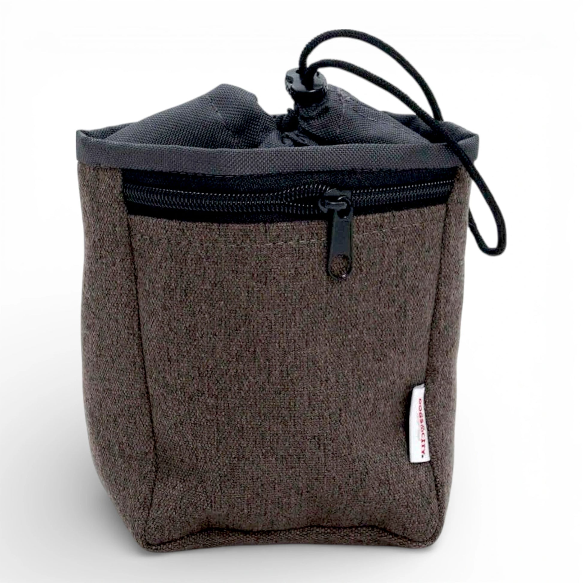 Braune Leckerlitasche Loomi mit Reissverschluss und schwarzem Zugband für Hundetraining.