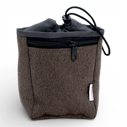 Braune Leckerlitasche Loomi mit Reissverschluss und schwarzem Zugband für Hundetraining.