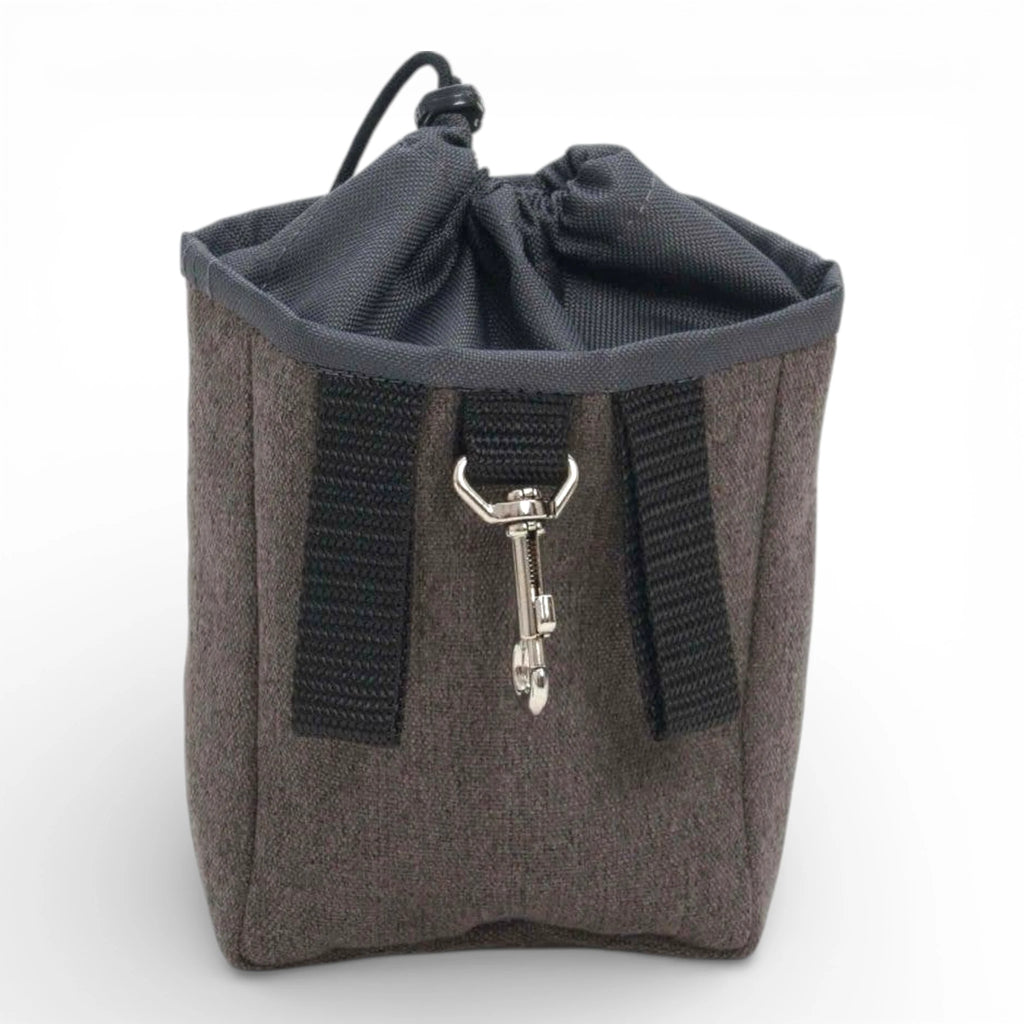 Rückseite der Loomi Leckerlitasche mit silbernem Karabiner und Gürtelschlaufen zur Befestigung