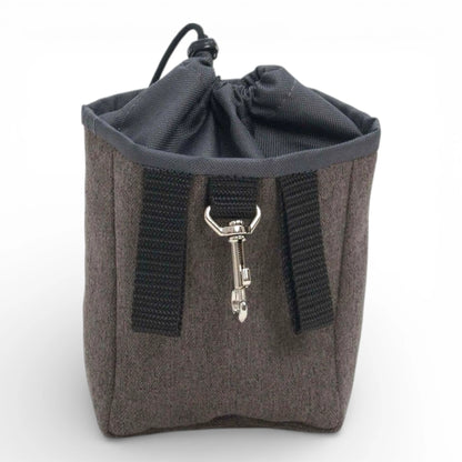 Rückseite der Loomi Leckerlitasche mit silbernem Karabiner und Gürtelschlaufen zur Befestigung