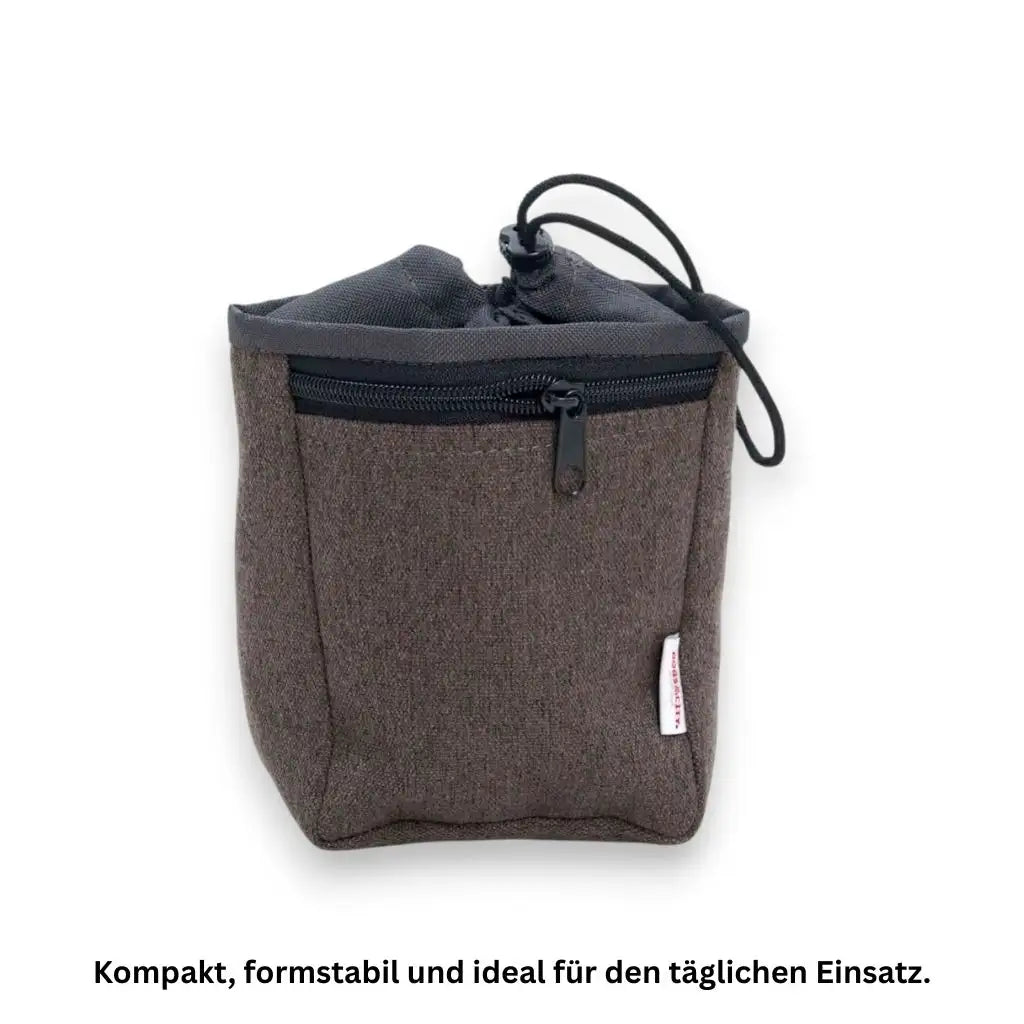 Detailaufnahme der Reissverschlusstasche der Loomi Leckerlitasche für Schlüssel oder Kotbeutel.