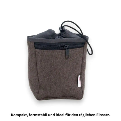 Detailaufnahme der Reissverschlusstasche der Loomi Leckerlitasche für Schlüssel oder Kotbeutel.