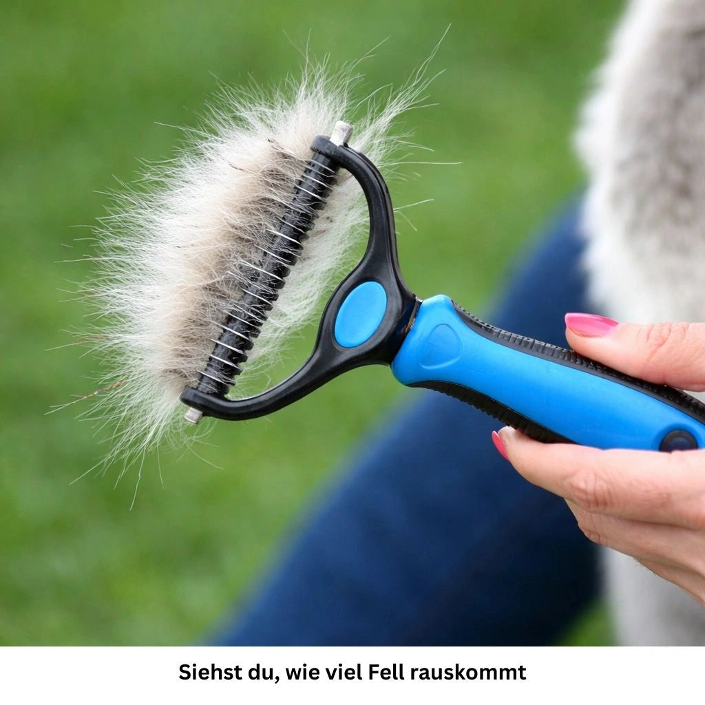 Unterfellbuerste mit gesammelten Hundehaaren nach der Fellpflege